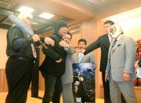 　大仁田（左から２人目）が会見に乱入し、初代タイガーマスク（右端）と一触即発に（右から２人目は納谷幸男）
