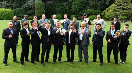 　真夏の頂点を目指す２０人（前列左からカール・アンダーソン、飯伏幸太、内藤哲也、永田裕志、天山広吉、棚橋弘至、真壁刀義、後藤洋央紀、小島聡、プリンス・デヴィット、後列左から鈴木みのる、シェルトン・Ｘ・ベンジャミン、高橋裕二郎、矢野通、中邑真輔、オカダ・カズチカ、石井智宏、ランス・アーチャー、デイビーボーイ・スミスＪｒ．、柴田勝頼）＝東京・明治記念館（撮影・園田高夫）