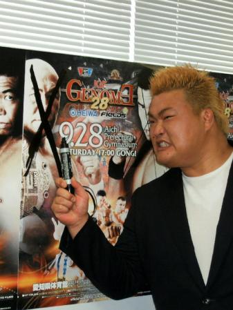 「藤田を病院送りにしてやる」と気勢を上げた澤田敦士＝東京・新橋のＩＧＦ事務所