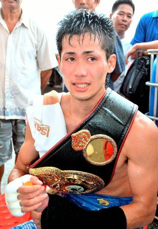 　ＷＢＡフライ級暫定新王者となりインタビューに答える江藤光喜＝バンコク（共同）