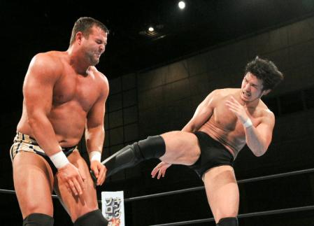 デイビーボーイ・スミスＪｒ．に鋭い蹴りをぶち込む、柴田勝頼（右）＝静岡・アクトシティ浜松