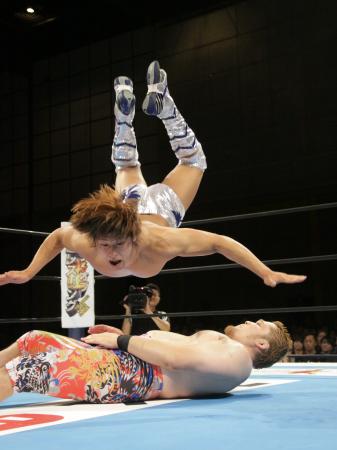 　矢野通（下）にムーンサルト・プレスを放つ飯伏幸太