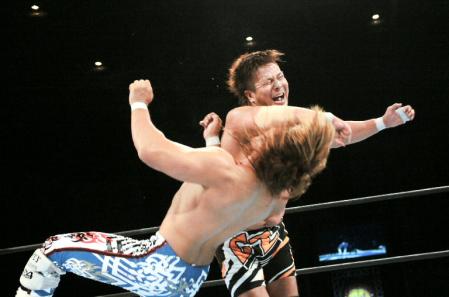 棚橋弘至にラリアットを決める、小島聡（奥）