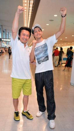 野木トレーナー（左）と暫定王座奪取を喜ぶ江藤光喜＝成田空港（撮影・持木克友）