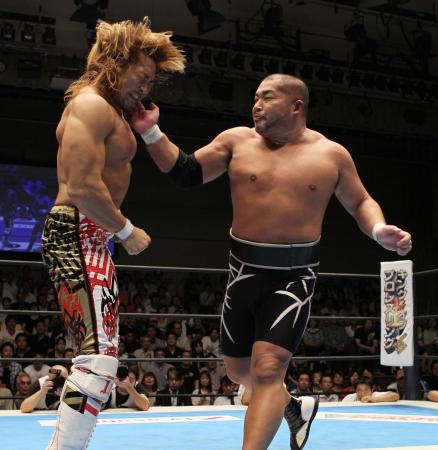 　棚橋に強烈な張り手を見舞う石井