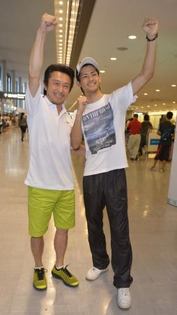 　野木トレーナー（左）と暫定王座奪取を喜ぶ江藤光喜