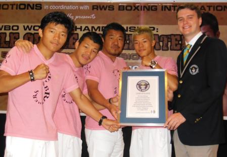 　ギネス記録の認定証を贈られる亀田家の（左から）大毅、興毅、史郎氏、和毅