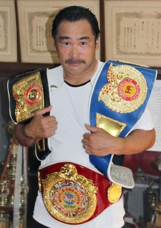 　現役引退を発表したボクシングの西沢ヨシノリ＝５日、東京都豊島区のヨネクラジム