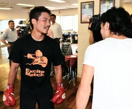 山中慎介（右）の激励を受ける三浦隆司＝東京・神楽坂の帝拳ジム（撮影・村中拓久）