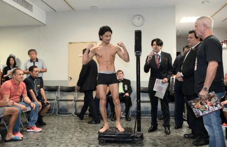 計量を一発でクリアしガッツポーズを決める山中慎介（中央）＝東京・後楽園ホール５Ｆ展示会場（撮影・開出　牧）