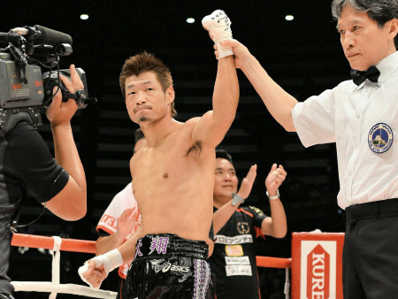 １回、ＴＫＯ勝ちし誇らしげに拳を上げる長谷川穂積