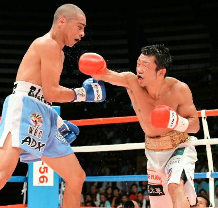 ６回、オスカル・ブランケットに右ストレートを浴びせる八重樫東（撮影・村中拓久）