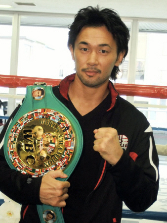 一夜明け会見でガッツポーズを見せる山中慎介＝東京・神楽坂の帝拳ジム