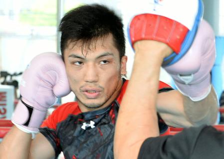 ミット打ちで強烈なパンチを披露する村田諒太＝東京都練馬区の三迫ジム（撮影・会津智海）