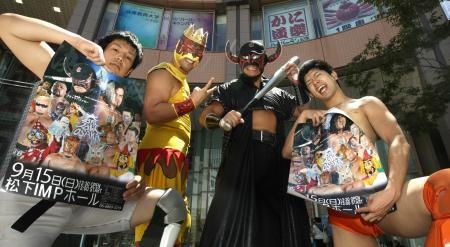 　９・１５大会をＰＲする、大阪プロレスの（左から）織部克巳、タコヤキーダー、ブラックバファロー、米田太陽