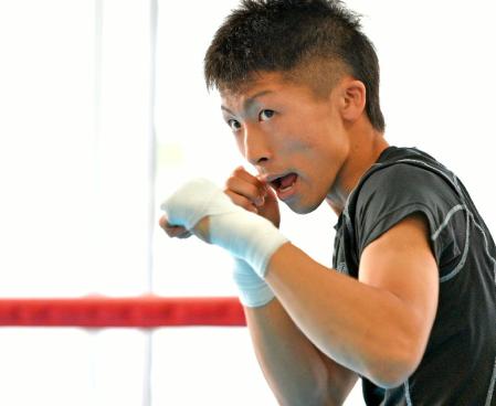 フォームを確認しながらシャドーボクシングに励む井上尚弥＝神奈川県横浜市の大橋ジム