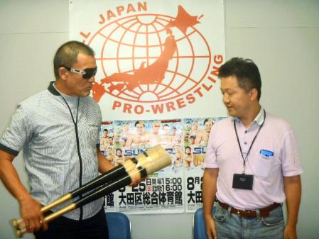 全日本の白石伸生オーナー（右）が実行しようとしたバット折りパフォーマンスをとがめて阻止した蝶野正洋