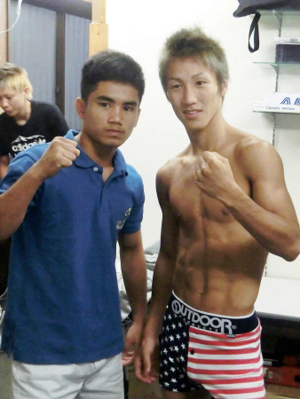 プロ初の計量を一発クリアし、対戦相手とポーズを取る中沢奨