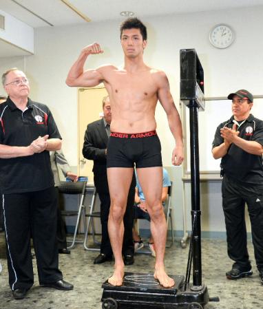 計量をクリアしガッツポーズを決める村田諒太＝東京・後楽園ホール展示会場（撮影・開出　牧）