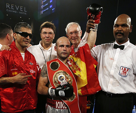 　ＩＢＦスーパーバンタム級新王者となったマルチネス（中央）＝レベル・カジノ・ホテル（撮影・大橋小太郎）
