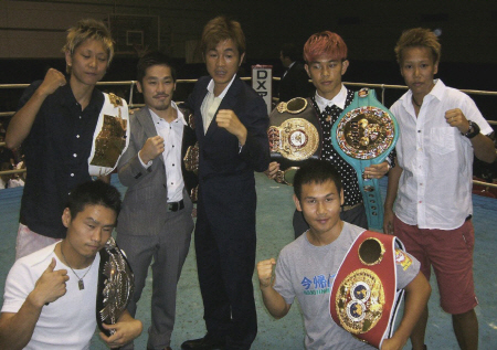 イベントに参加した（後列左から）川西友子、宮崎亮、井岡弘樹西日本協会長、井岡一翔、真道ゴー、（前列左から）大場浩平、高山勝成