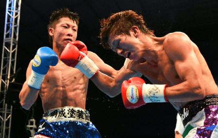 ６回、井上尚弥（左）のパンチが田口良一の顔面をとらえる＝神奈川・スカイアリーナ座間（撮影・村中拓久）