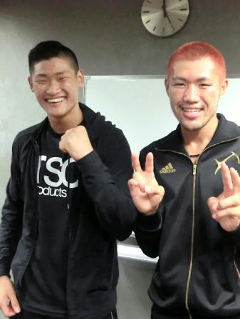 西日本新人王決定戦で勝利した前原太尊・康輝（左）とジャンボおだ信長本屋ペタジーニ