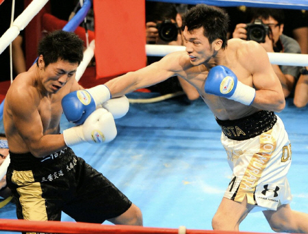 １回、柴田（左）に強烈な右ストレートを浴びせる村田（撮影・園田高夫）