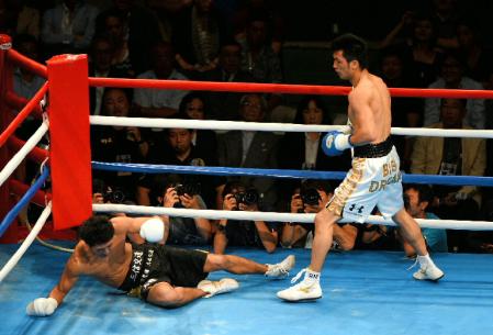 　１回、柴田（左）からダウンを奪う村田