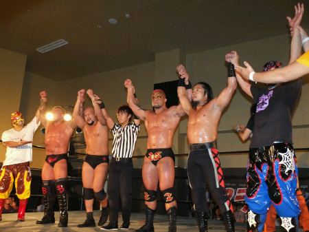 　メーンイベントで勝利を収め、勝ち名乗りを受ける正規軍