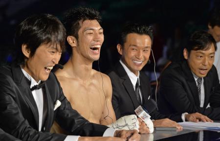 　試合後、千原ジュニア（左）、（右から）香川照之、西岡利晃と笑顔で試合を振り返る村田