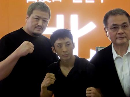 　メキシコに向けて出発した角谷淳志（中央）と、左は冴城トレーナー、右は金沢会長