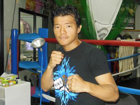 　練習前にファイティングポーズを取る亀田大毅