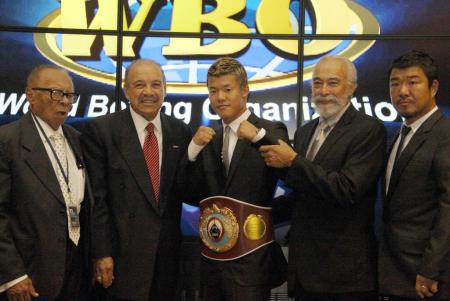 　ＷＢＯ総会でチャンピオンベルトを贈呈された亀田和毅（中央）。右端は父の史郎氏（亀田ジム提供）