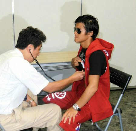 検診を受ける亀田大毅（右）＝東京都文京区の後楽園ホール展示会場