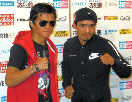 調印式を終えてファイティングポーズを取る亀田大毅（左）とロドリゴ・ゲレロ