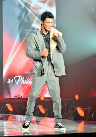 華麗にランウェイを歩き、シャドーボクシングを見せる村田諒太＝神戸市中央区港島中町６（撮影・中西幸大）