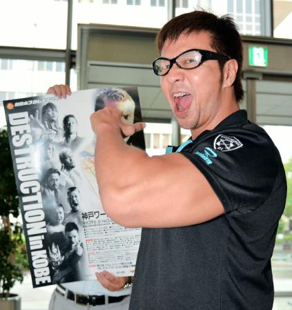 神戸大会のＰＲで来社した小島聡＝デイリースポーツ本社（撮影・保田叔久）