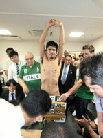 全裸になって計量を受けるロドリゴ・ゲレロ＝高松市内のＧＲＥＥＮ