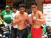 公開の前日計量を行った亀田大毅（右）とロドリゴ・ゲレロ＝高松市内のＧＲＥＥＮ