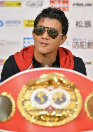 　ＩＢＦスーパーフライ級王座決定戦から一夜明け、ベルトを前に記者会見する亀田大毅＝４日、高松市