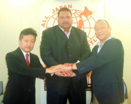 全日本への入団を発表した曙（中央。左は白石オーナー、右は渕取締役）