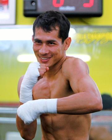 リラックスムードに包まれたクワンタイの公開練習＝大阪市内の井岡ジム