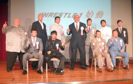 　旗揚げ戦前日会見で意気込みを語ったＷＲＥＳＴＬＥ-１の所属選手（前列左から中之上靖文、田中稔、カズ・ハヤシ、近藤修司、後列左から浜亮太、河野真幸、船木誠勝、武藤敬司、ＫＡＩ、大和ヒロシ、稲葉大樹