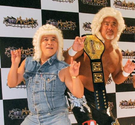 イベントに登場したスギちゃん（左）と武藤敬司＝東京・ベルサール秋葉原