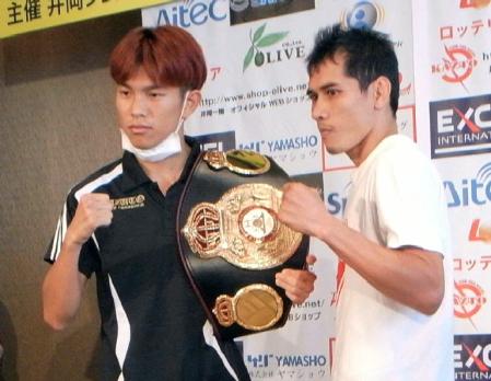 　ポーズをとる井岡（左）とクワンタイ＝ホテルモントレグラスミア