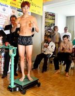 　計量をパスし、ポーズを取る井岡一翔