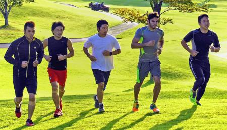 　走り込みを行う（左から）村田諒太、山中慎介、三浦隆司、ホルヘ・リナレス、粟生隆寛