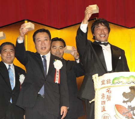 　壇上で乾杯する野田元首相（前列左）と小橋建太氏