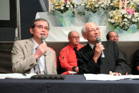 追悼バトルロイヤルで実況する宮本久夫氏（左）と志生野温夫氏